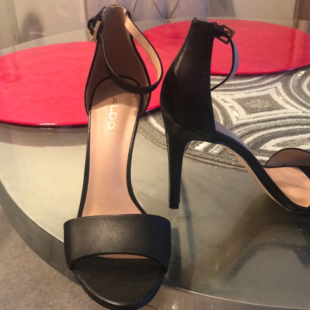 Aldo NEVER WORN black strapped sandal size 7
